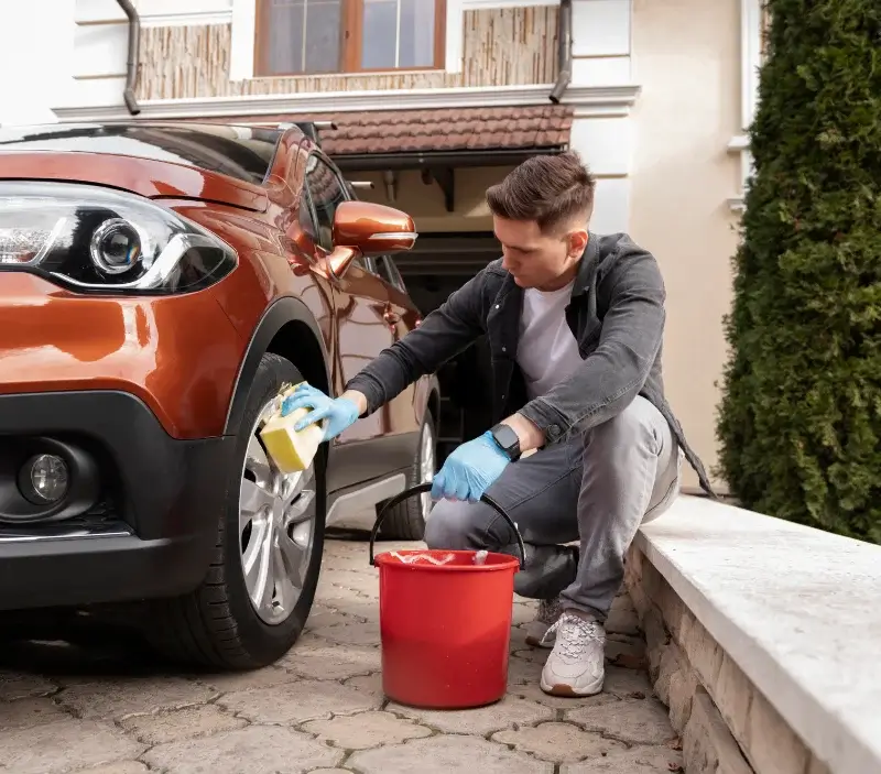 Lavage auto à domicile Saint-Cirgues-de-Jordanne : professionnel intervenant sur un véhicule